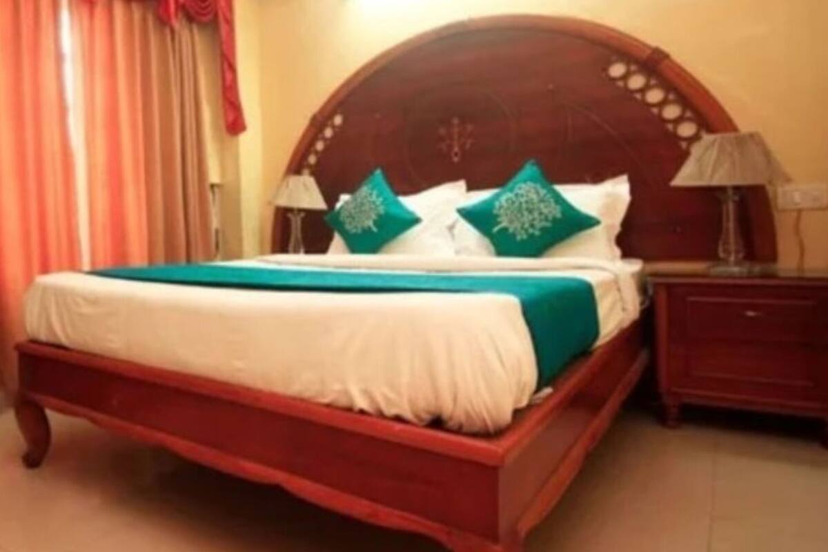 Meja kerja, kedap suara, Wi-Fi gratis, dan seprai linen