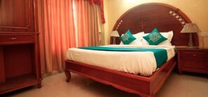 Desk, soundproofing, free WiFi, bed sheets - Hotel Niladri Plaza Siliguri (Siliguri)