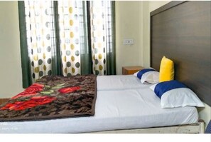 Desk, soundproofing, free WiFi, bed sheets - Hotel Niladri Plaza Siliguri (Siliguri)