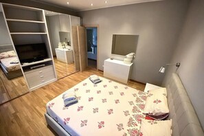 2 slaapkamers, een strijkplank/strijkijzer, reisbedje, wifi