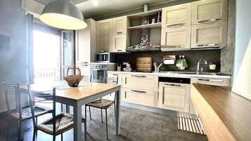 Frigorifero, microonde, forno, piano cottura