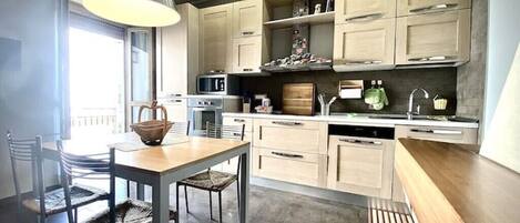 Geladeira, micro-ondas, fogão, cooktop