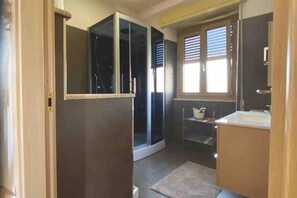 Een douche, een haardroger, een bidet, handdoeken