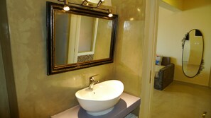 Towels, toilet paper - Drakkar House 3 (Santorini)