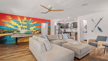 TV connectée, cheminée, livres, écrans d'ordinateur