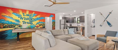 スマートテレビ、暖炉、書庫、PC モニター