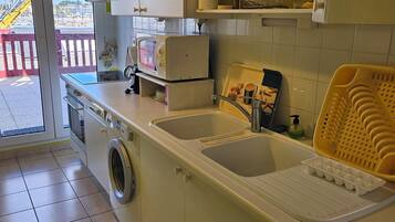 Coffee/tea maker, fridge, microwave, oven
