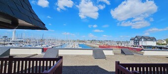 Lumineux et Idéalement Situé Entre Port et Plages Dans Résidence Avec Piscine