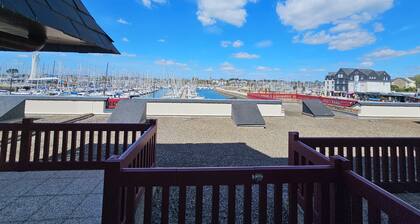 Lumineux et Idéalement Situé Entre Port et Plages Dans Résidence Avec Piscine