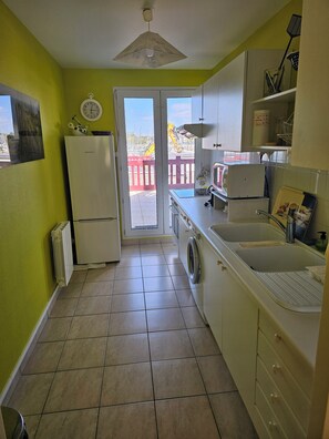 Frigorífico, microondas, horno y placa de cocina