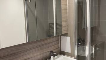 Apartment | Bathroom | Shower, deep-soaking bathtub, towels
