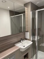 apartman | Fürdőszoba | Zuhanyzó, mély merülőkád és törölközők