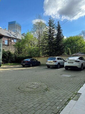 Self parking - Iris Aparthotel (Kraków)