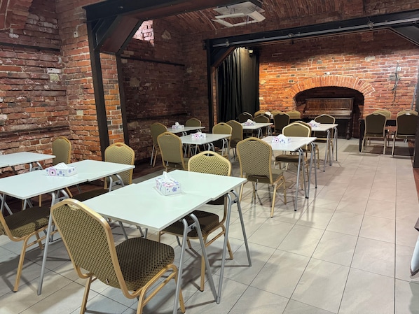 Daily buffet breakfast (PLN 45 per person)