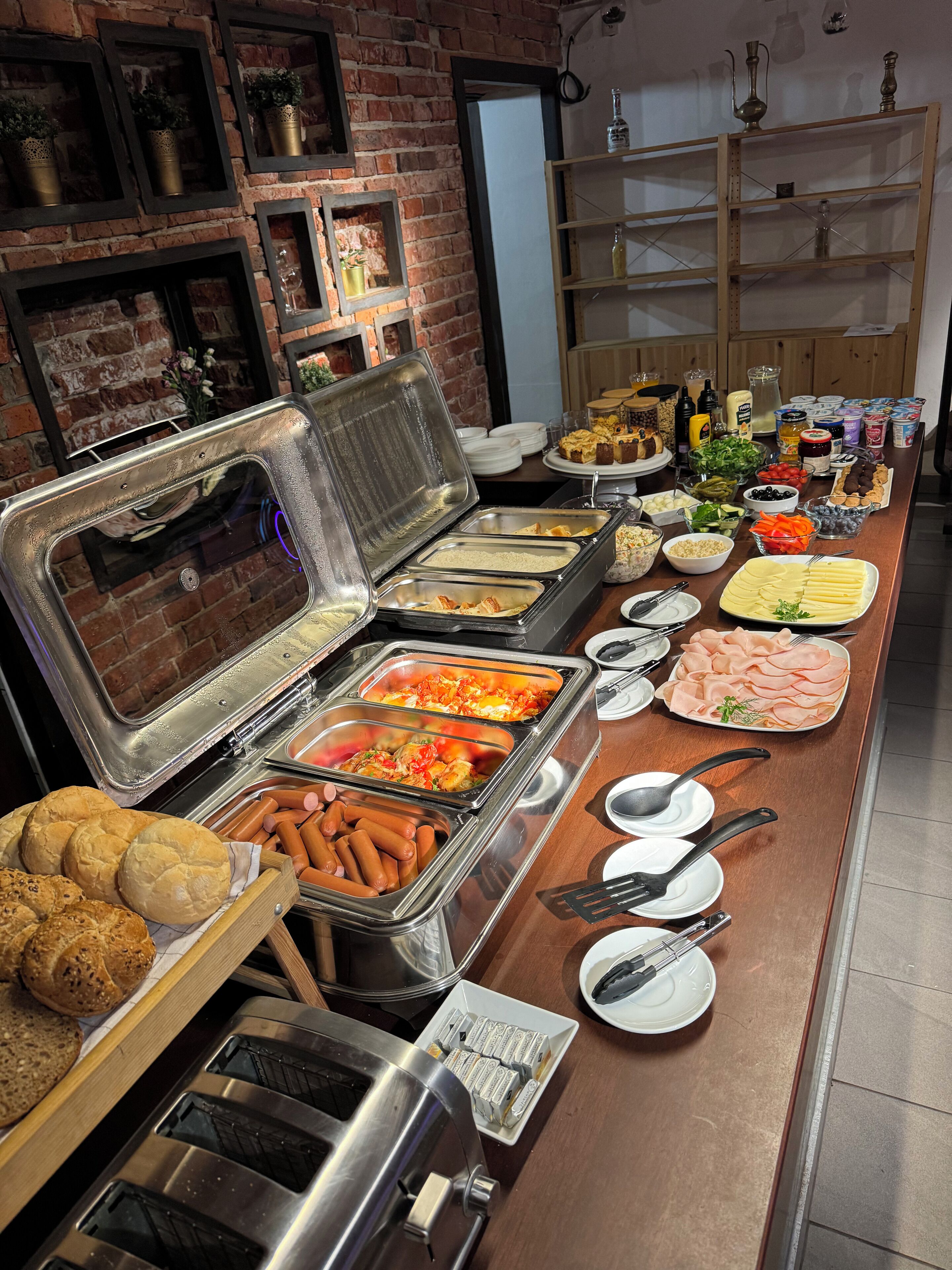 Bữa sáng buffet hàng ngày (45 PLN/mỗi người) 