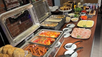 Daily buffet breakfast (PLN 45 per person)