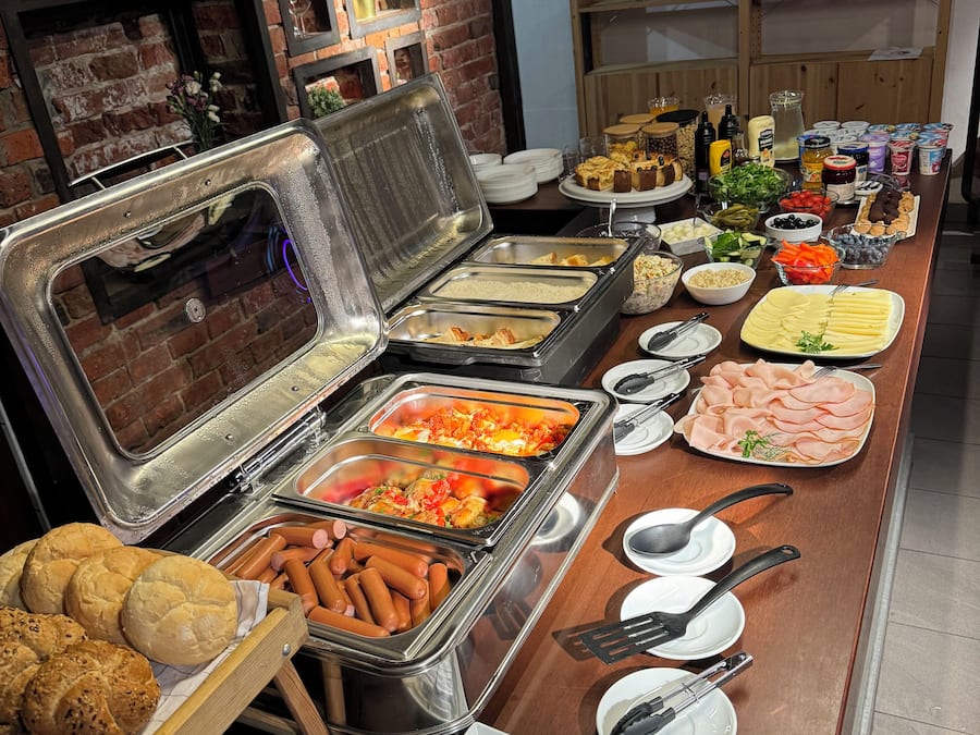 Se ofrece un desayuno bufé (45 PLN por persona)