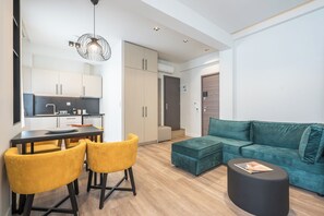 Deluxe Suite | Living area | Smart TV - Aeiphoria Suites & Rooms - Athens (Athens)
