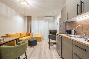 Premium bedding, individually decorated, individually furnished - Aeiphoria Suites & Rooms - Athens (Athens)
