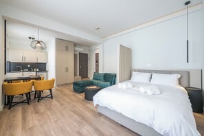Premium bedding, individually decorated, individually furnished - Aeiphoria Suites & Rooms - Athens (Athens)