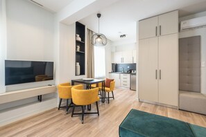 Deluxe Suite | Living area | Smart TV - Aeiphoria Suites & Rooms - Athens (Athens)