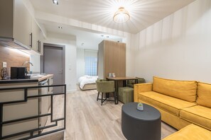 Premium bedding, individually decorated, individually furnished - Aeiphoria Suites & Rooms - Athens (Athens)