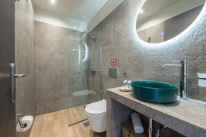 Deluxe Suite | Bathroom | Shower, rainfall showerhead, hair dryer, slippers