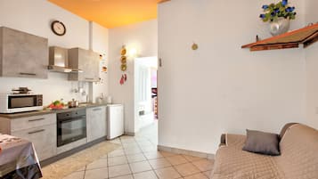 Studio Standar, pemandangan gunung (Casa Arianna Garden) | Area keluarga | Televisi layar datar 21-inci dengan saluran TV kabel