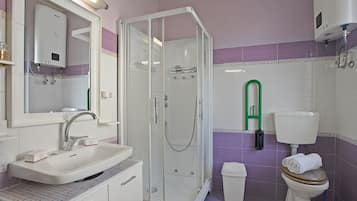 Monolocale Standard, vista montagna (Casa Arianna Garden) | Bagno | Doccia, asciugacapelli, bidet, asciugamani