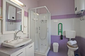 Standard-studio, vuoristonäköala (Casa Arianna Garden) | Kylpyhuone | Suihku, hiustenkuivaaja, bidee, pyyhkeet