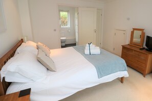 3 slaapkamers, een strijkplank/strijkijzer, gratis wifi, beddengoed