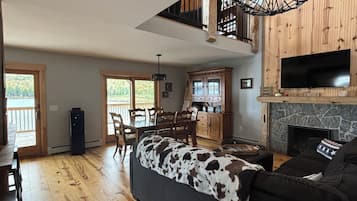 Älytelevisio, takka, tietokoneen näyttö, tulostin