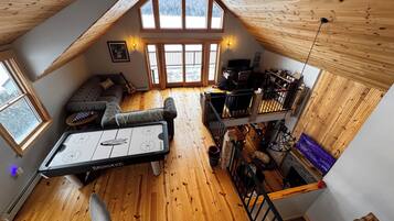 Smart TV, chimenea, monitor de computadora y impresora