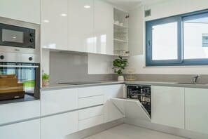 Frigorifero, microonde, forno, piano cottura