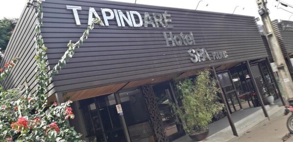 Hotel TAPINDARE met een moderne gevel en een overdekte ingang.
