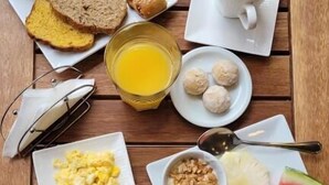 Een ontbijttafel met verschillende soorten eten en bestek.