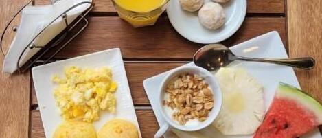 Una mesa de desayuno con diversos alimentos y utensilios.