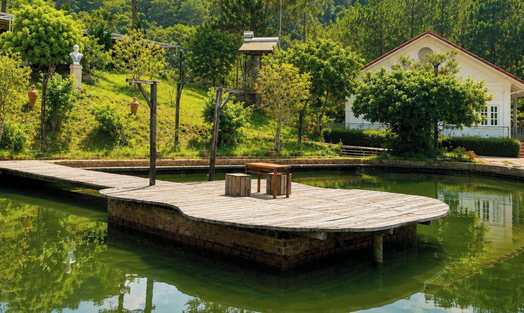 Un muelle de madera con bancos, un pequeño puente y un edificio al fondo.