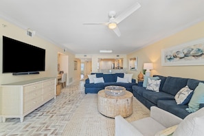 Condo, várias camas (SeaSpray East 825-Gulf Front) | Área de estar | TV