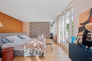 5 bedrooms, iron/ironing board, WiFi, bed sheets