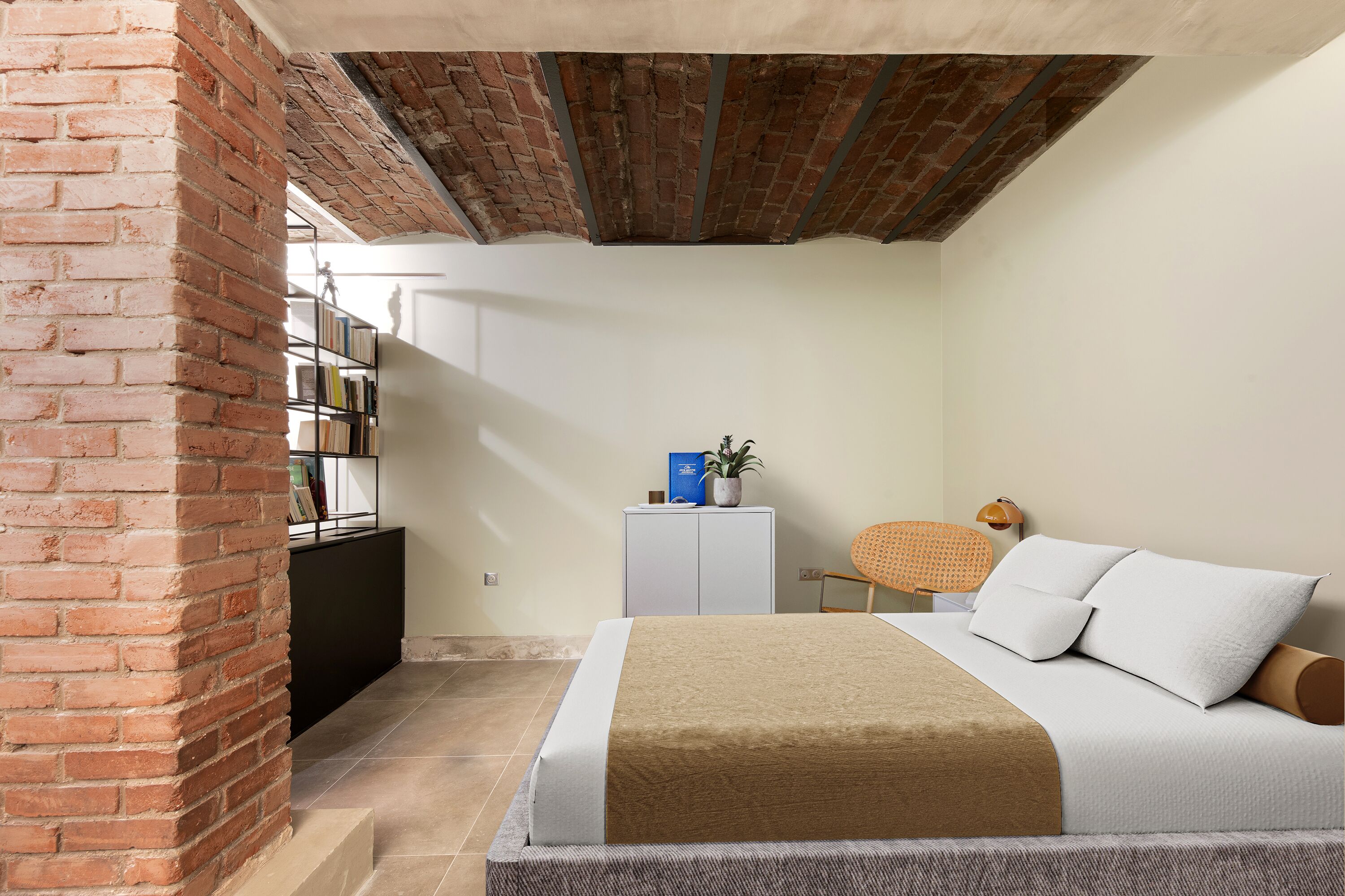 5 bedrooms, iron/ironing board, WiFi, bed sheets