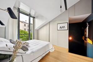 5 bedrooms, iron/ironing board, WiFi, bed sheets