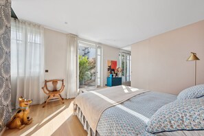 5 bedrooms, iron/ironing board, WiFi, bed sheets