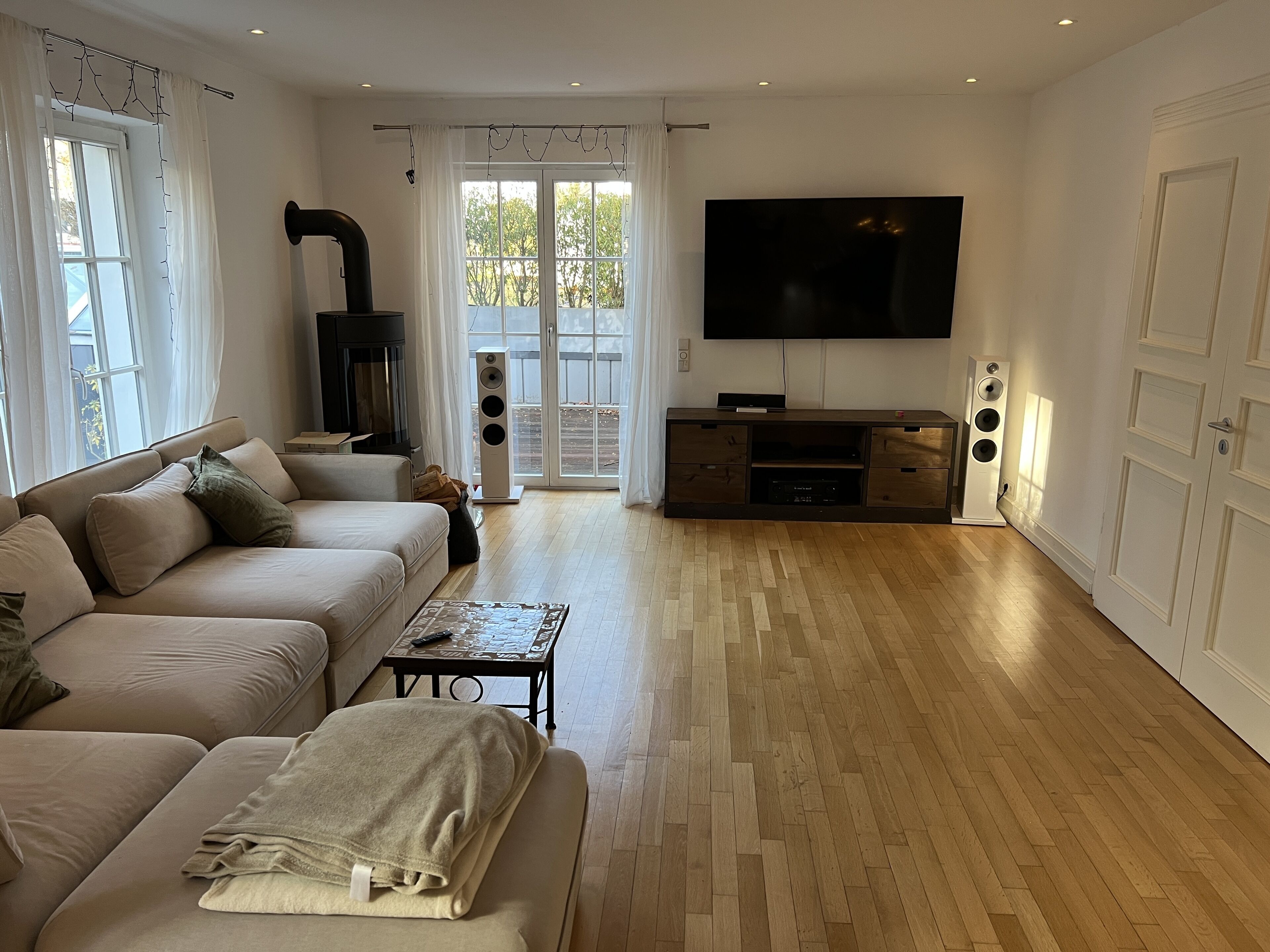 Een smart-tv en een open haard