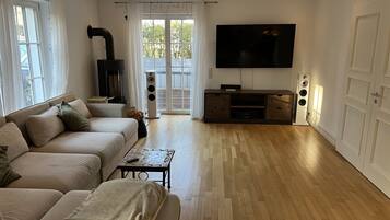 Een smart-tv en een open haard