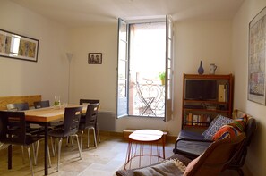 TV connectée, livres, chaîne hi-fi
