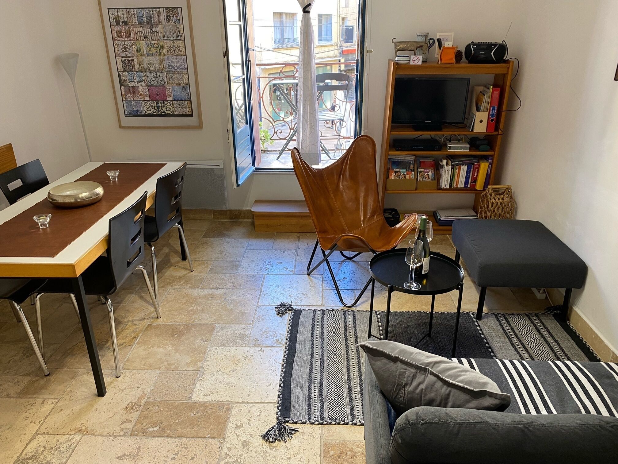 Smart-TV, Bücher, Stereoanlage