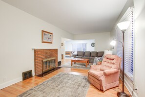 TV - Barnes City House ~ 3 Mi to Hunting & Fishing! (Barnes City)