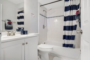 Secador de cabelo, bidê, toalhas de banho, sabonete