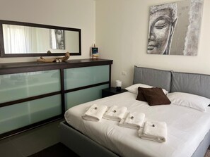 1 bedroom, iron/ironing board, WiFi, bed sheets - 10 minutes from Varese lake Apartment with private garden animals allowed (Varese)